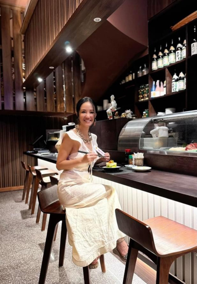 Hồng Nhung thưởng thức món Nhật tại quán quen suốt hơn 10 năm qua. Ảnh: FBNV