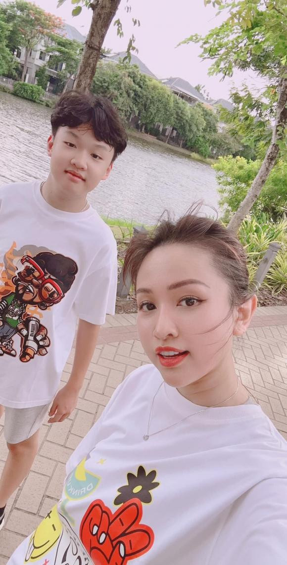 Vân Hugo chạy bộ cùng con trai.