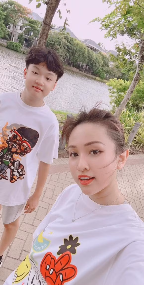 Vân Hugo chạy bộ cùng con trai.