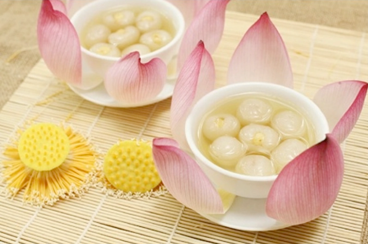 Trong khi những loại hoa khác có thể chế biến thành các món ăn dân dã, thì hoa sen chỉ thích hợp với món ăn tinh tế, vương giả. Hầu hết các bộ phận của cây sen như hạt sen, nhụy sen, tim sen, củ sen hay ngó sen đều ăn được.