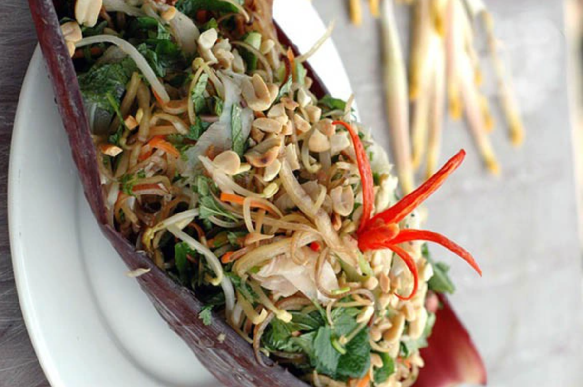 Nộm hoa chuối là món ăn dân dã phổ biến ở cả miền Bắc và miền Nam, với cách chế biến đơn giản nhưng mang hương vị thanh tao, giòn giòn. Hoa chuối được thái mỏng, trộn cùng các loại rau thơm, gia vị và nước mắm chua ngọt, tạo nên sự hòa quyện tinh tế giữa vị chát nhẹ, vị chua thanh và vị cay nồng.