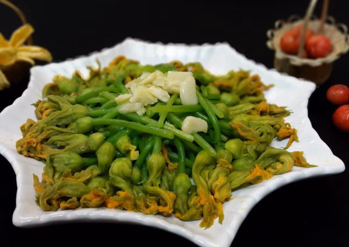 Nằm trong top món ăn làm từ hoa phải kể đến hoa bí, có thể ăn được là hoa bí đực của cây bí rợ, không ra quả. Người miền Bắc thường luộc hoa bí, món canh mùa hè cũng thường được nấu cùng với hoa bí, nêm thêm ít vị chua, cùng với thịt băm. Riêng ở miền Nam, bông bí cũng như các loại bông khác như điên điển, bông so đũa làm thành món "lẩu hoa" đầy màu sắc và ngon miệng.