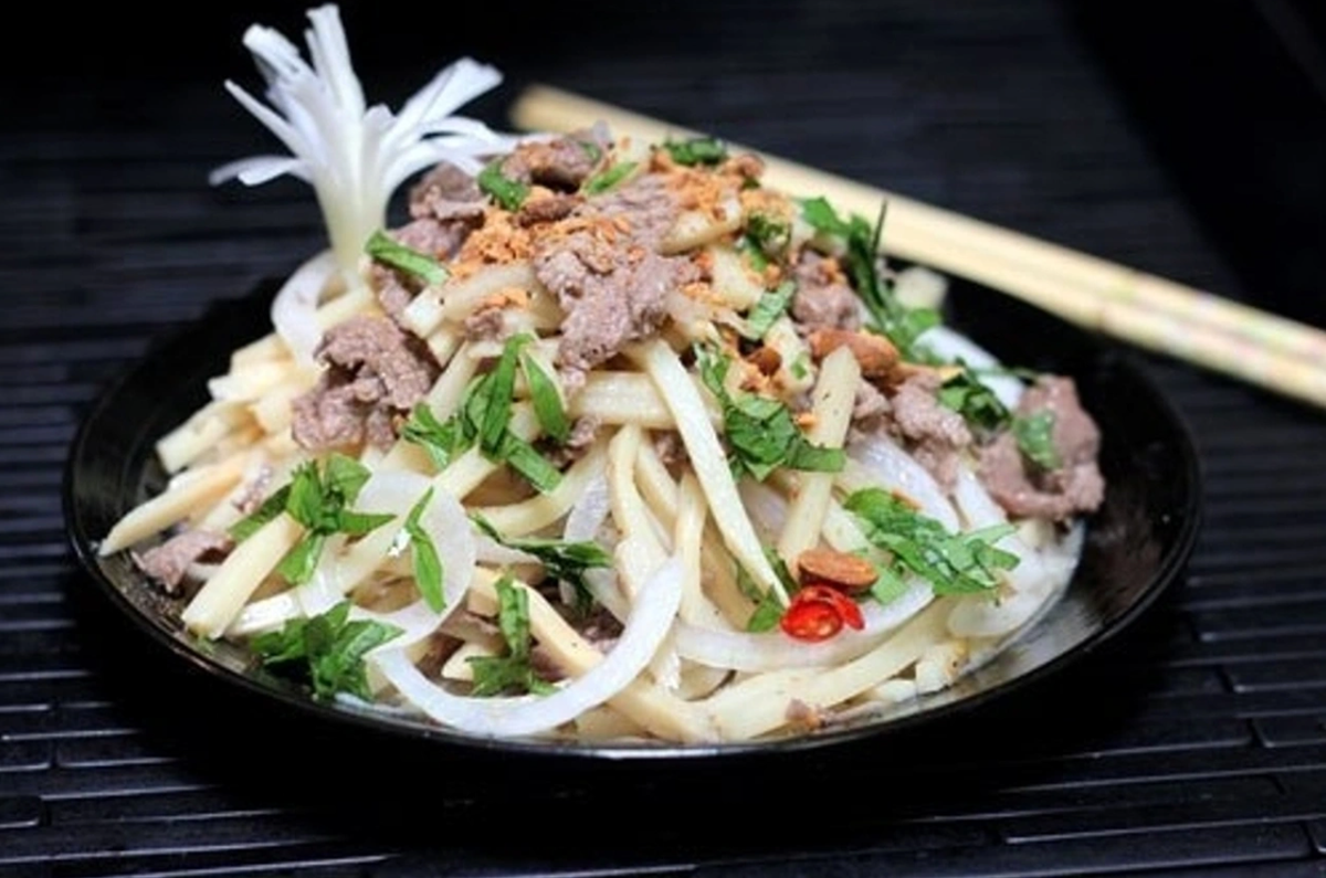 Nộm hoa ban là món ăn đặc sản của núi rừng Tây Bắc, thường được chế biến vào mùa xuân khi hoa ban nở rộ. Hoa ban có màu trắng tinh khôi, vị ngọt nhẹ, thường được nộm cùng với rau cải mèo, cà rốt, tai heo và nước mắm chua ngọt. Nộm hoa ban mang hương vị thanh tao, tươi mát, là món ăn không thể bỏ qua khi đến với Tây Bắc.