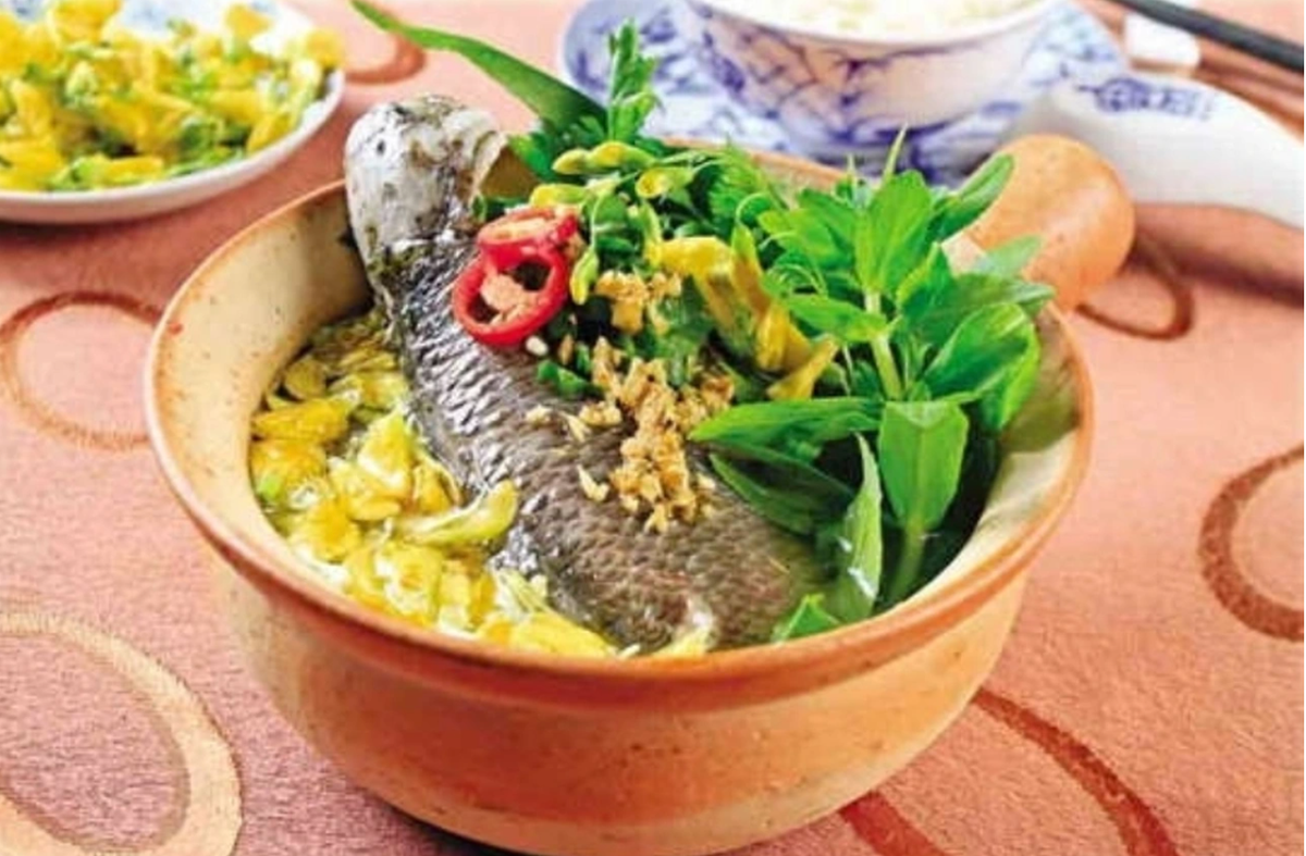 Mùa nước nổi miền Tây là lúc hoa điên điển nở rộ, mang đến cho người dân nơi đây nguồn nguyên liệu dồi dào để chế biến thành món canh chua thanh mát. Hoa điên điển có vị đắng nhẹ đặc trưng, kết hợp cùng vị chua của me, vị ngọt của cá và vị cay của ớt tạo nên hương vị hài hòa, kích thích vị giác.