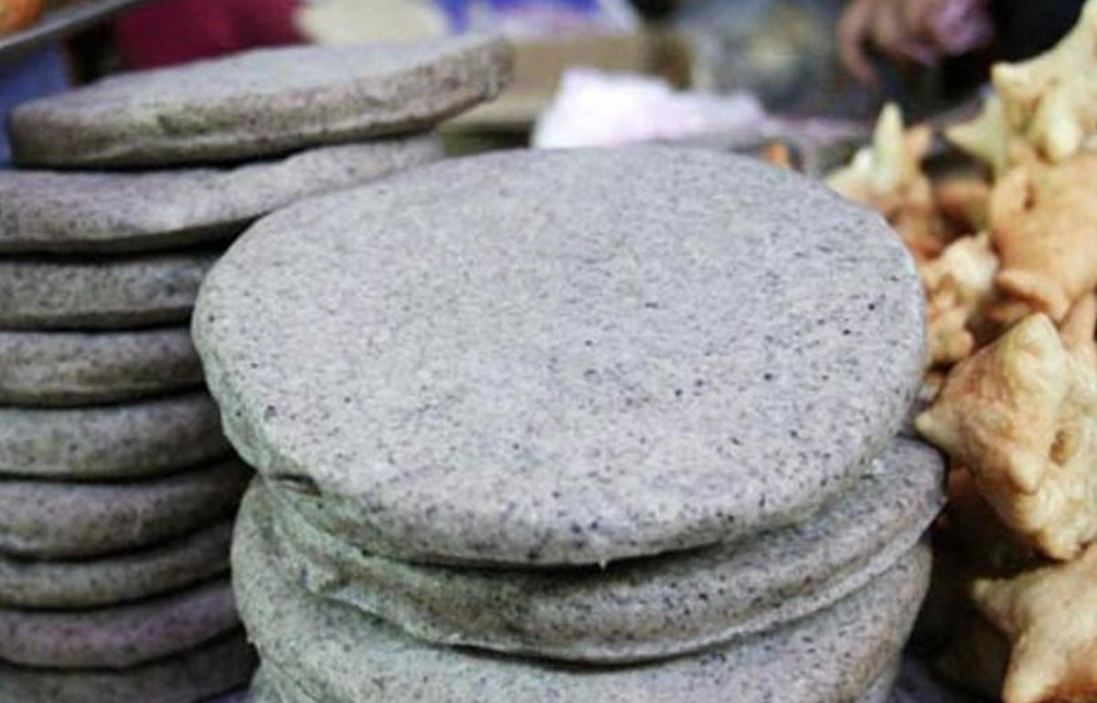 Bánh tam giác mạch là loại bánh đặc trưng của vùng cao nguyên đá Đồng Văn, Hà Giang. Bánh được làm từ bột tam giác mạch, nhân đậu xanh hoặc vừng đen, nướng trên than hoa cho đến khi vàng giòn. Bánh tam giác mạch có vị bùi bùi, thơm thơm, quyện cùng vị ngọt nhẹ của nhân, mang đến trải nghiệm ẩm thực độc đáo cho du khách khi đến với Hà Giang.