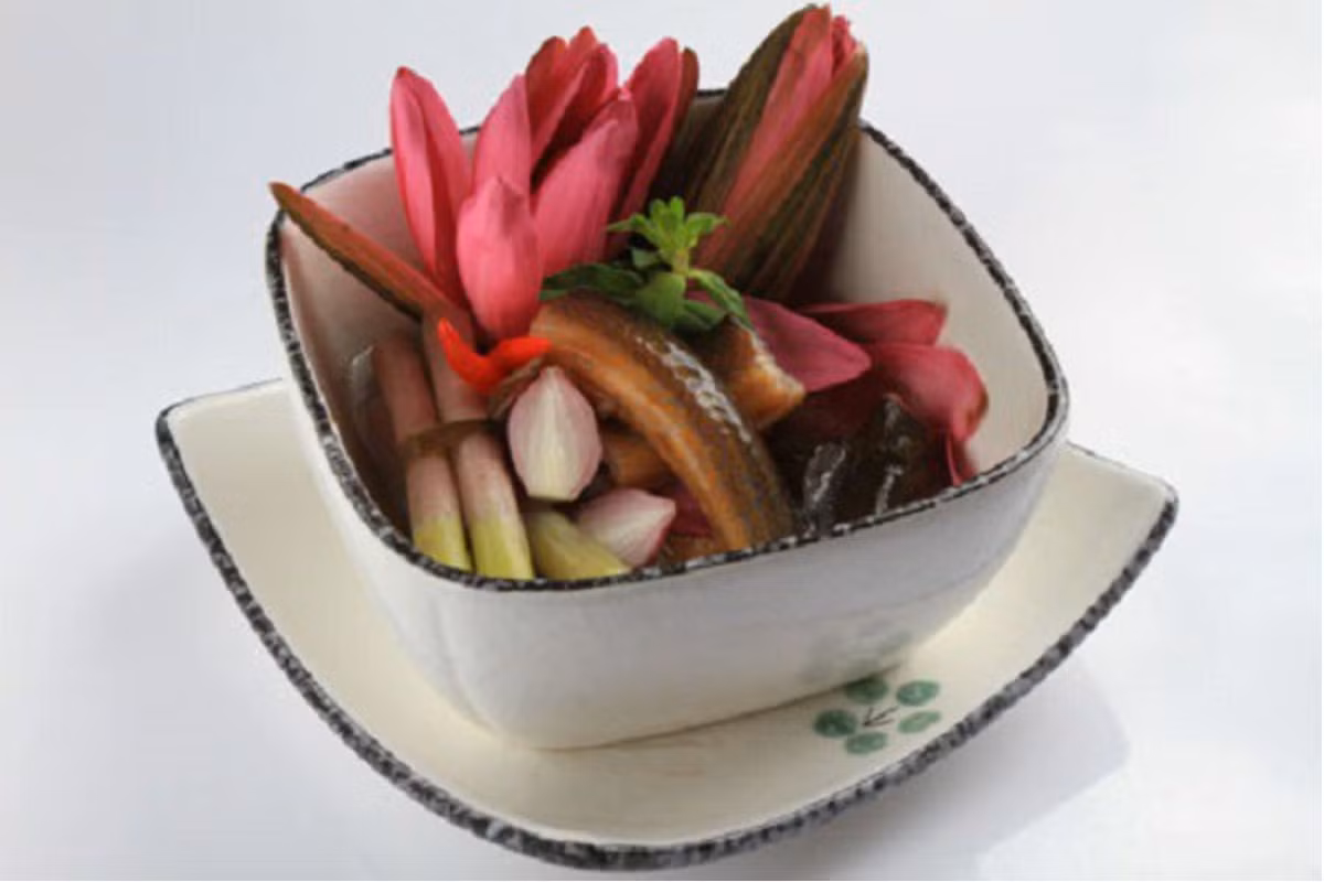 Cũng gần như hoa điên điển, hoa súng cũng đã được người dân miền sông nước dùng làm chế biến thành rất nhiều đồ ăn ngon. Những bông hoa súng được tước vỏ, cắt khúc khoảng chừng 2 đốt ngón tay để làm rau sống ăn kèm lẩu mắm hoặc trộn gỏi tôm thịt, nấu canh chua với cá đồng, ngâm giấm làm dưa… đều rất hấp dẫn.