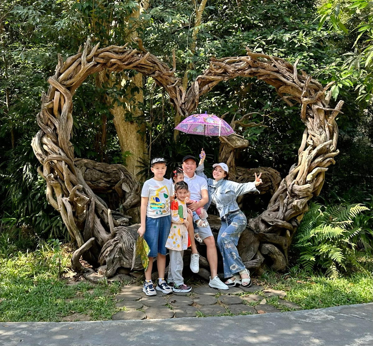 Vy Oanh dành nhiều thời gian bên gia đình, tận hưởng giây phút vui vẻ bên chồng đại gia và 3 con. Ảnh: FBNV