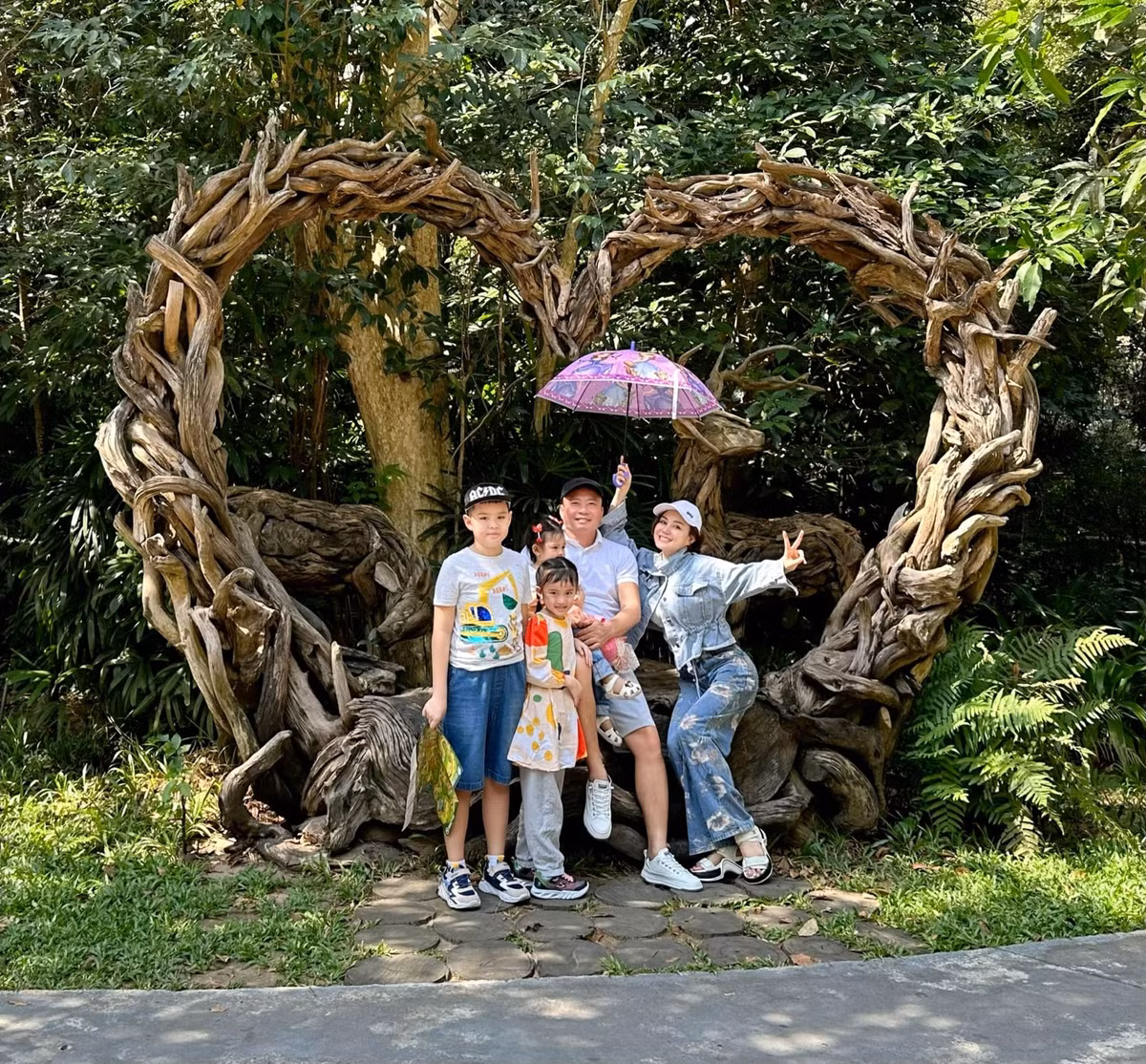 Vy Oanh dành nhiều thời gian bên gia đình, tận hưởng giây phút vui vẻ bên chồng đại gia và 3 con. Ảnh: FBNV