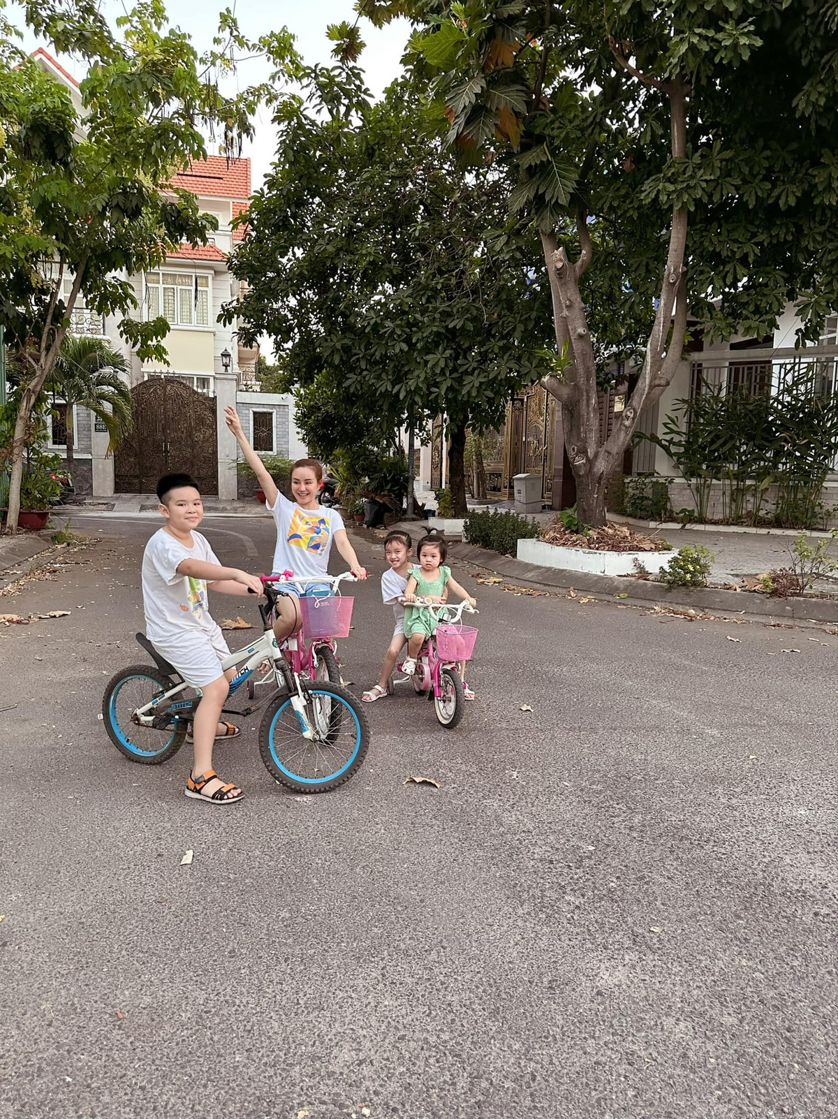 Trong nhiều khoảnh khắc đời thường khi vui chơi bên các con, Vy Oanh lộ rõ nhan sắc xinh đẹp "không tuổi". Ảnh: FBNV