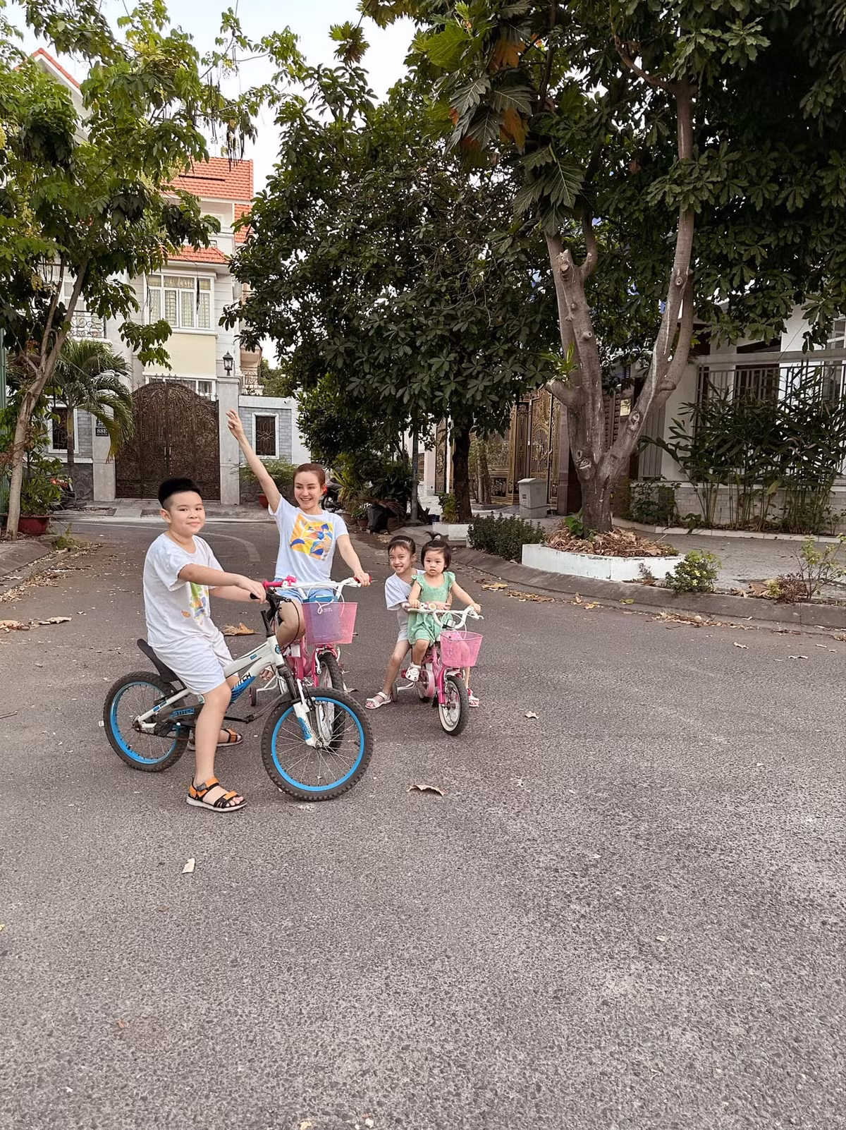 Trong nhiều khoảnh khắc đời thường khi vui chơi bên các con, Vy Oanh lộ rõ nhan sắc xinh đẹp "không tuổi". Ảnh: FBNV