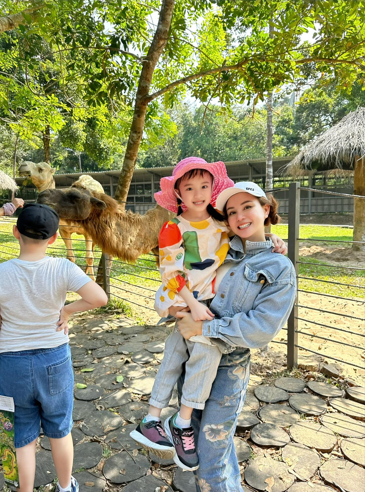 Dù trải qua 3 lần sinh nở nhưng Vy Oanh vẫn được khen trẻ trung ở tuổi 39. Ảnh: FBNV