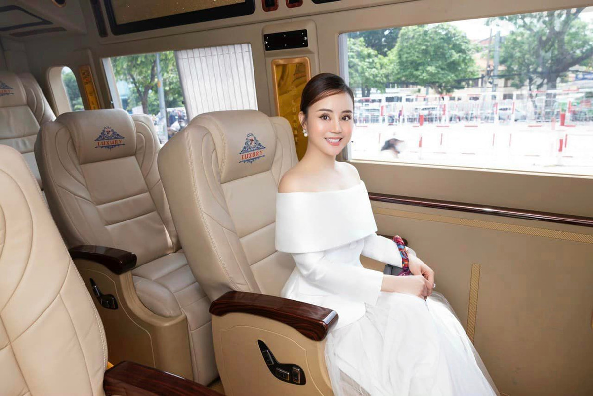 Thi thoảng Vy Oanh tham dự một số sự kiện, hội ngộ bạn bè, đồng nghiệp trong giới. Ảnh: FBNV