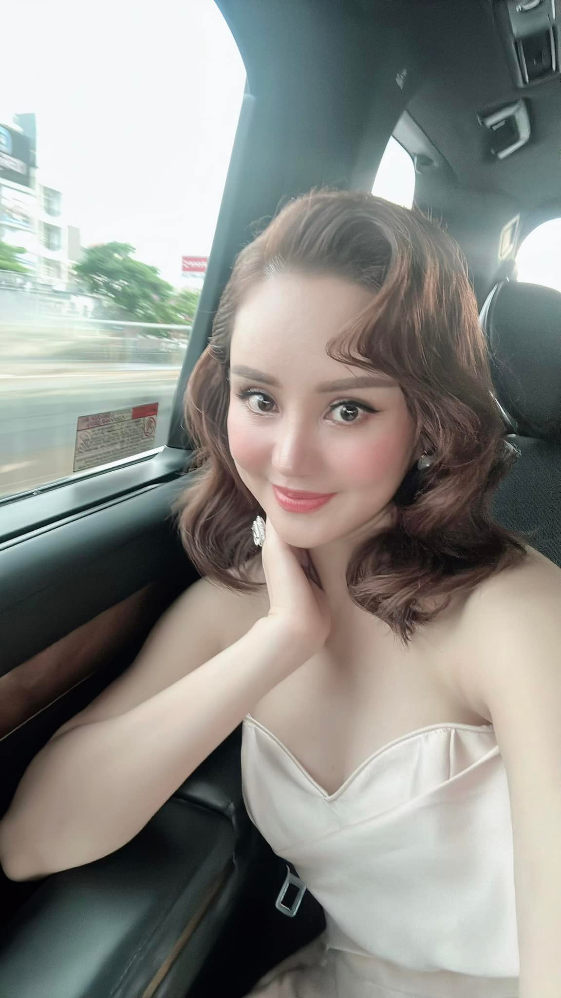 Ngoài hoạt động nghệ thuật, Vy Oanh còn mở kênh YouTube dành cho thiếu nhi cũng như kinh doanh thời trang, spa. Ảnh: FBNV