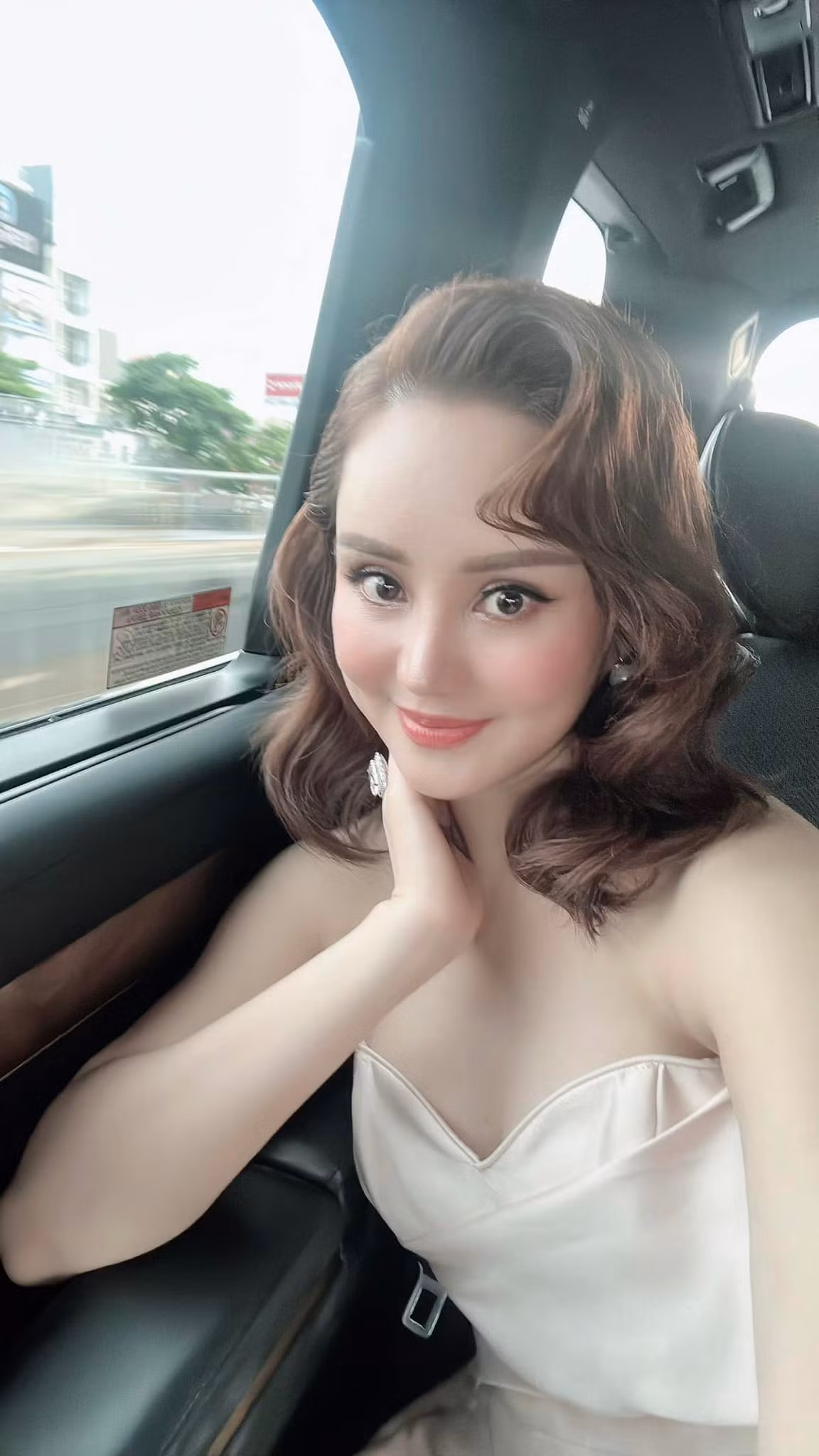 Ngoài hoạt động nghệ thuật, Vy Oanh còn mở kênh YouTube dành cho thiếu nhi cũng như kinh doanh thời trang, spa. Ảnh: FBNV