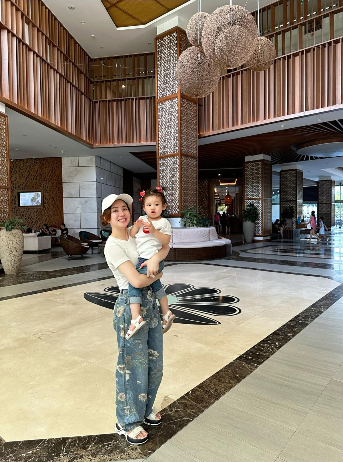 Cô giữ thần sắc tươi tắn, rạng ngời dù thời gian qua đã trải qua nhiều sóng gió, vướng vào vụ kiện tụng ồn ào. Ảnh: FBNV