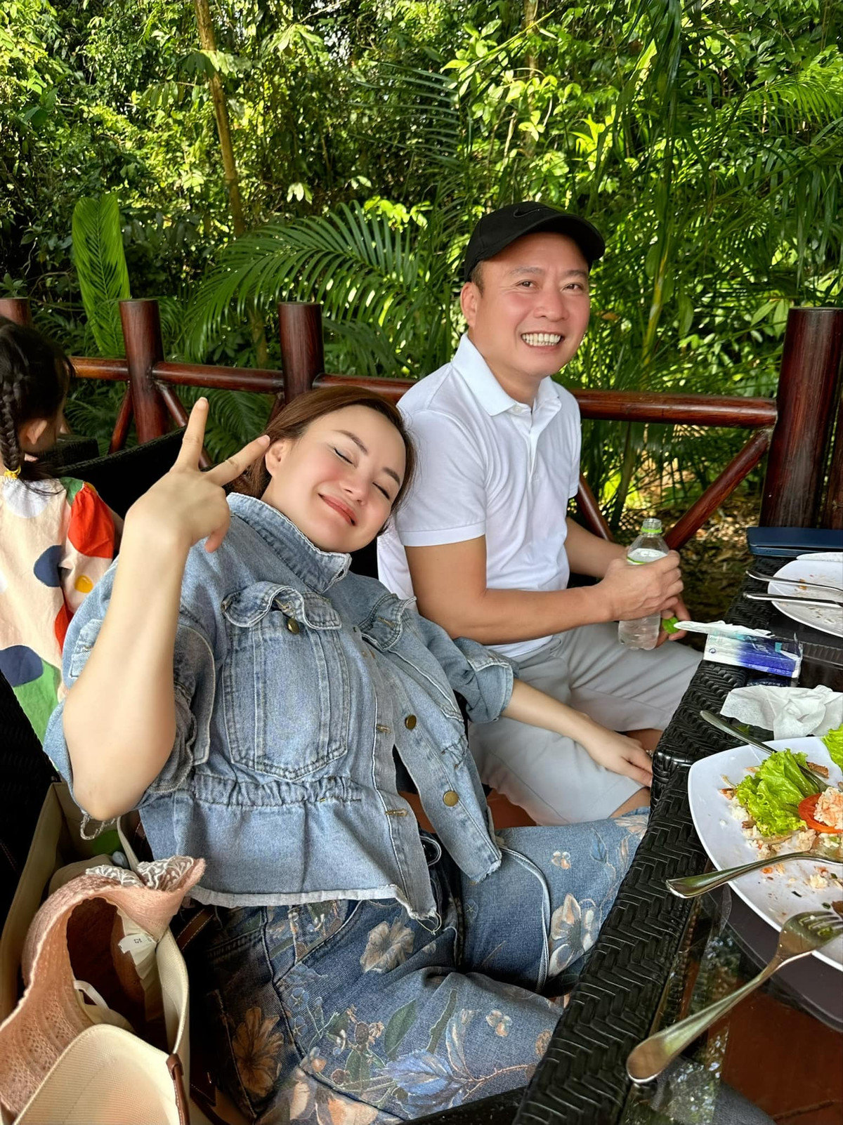 Trong những bức ảnh cận mặt, nữ ca sĩ khoe làn da căng tràn sức sống. Ảnh: FBNV