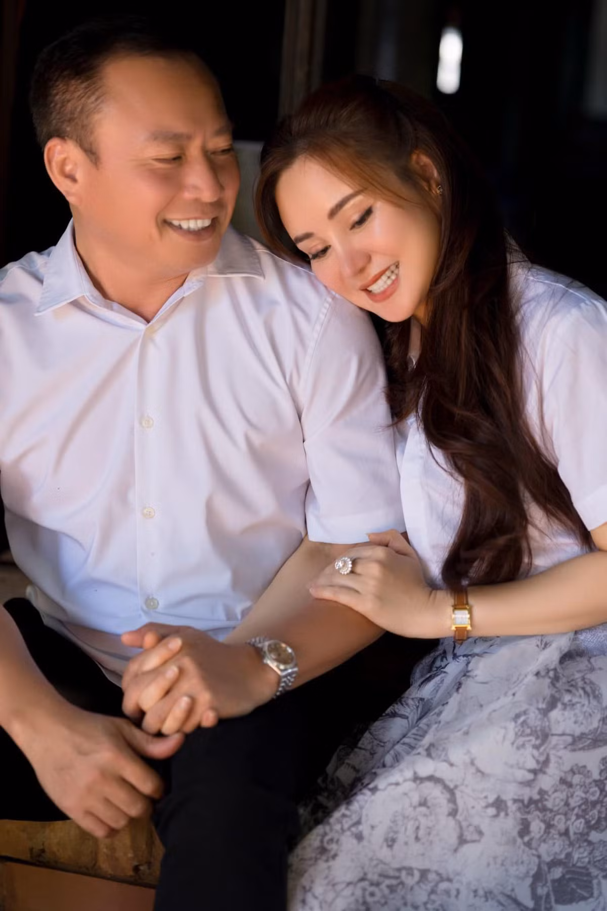 Cô tập trung vun vén tổ ấm, đồng hành cùng ông xã doanh nhân trong một số công việc kinh doanh, hoạt động cộng đồng. Ảnh: FBNV