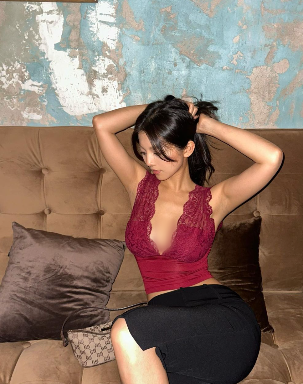 Cô biến tấu trang phục phù hợp với từng hoàn cảnh nhất định.