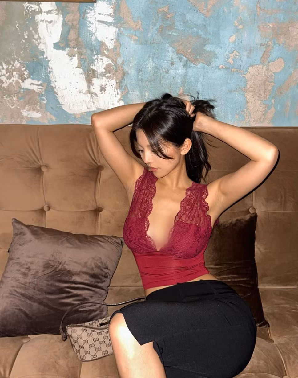 Cô biến tấu trang phục phù hợp với từng hoàn cảnh nhất định.