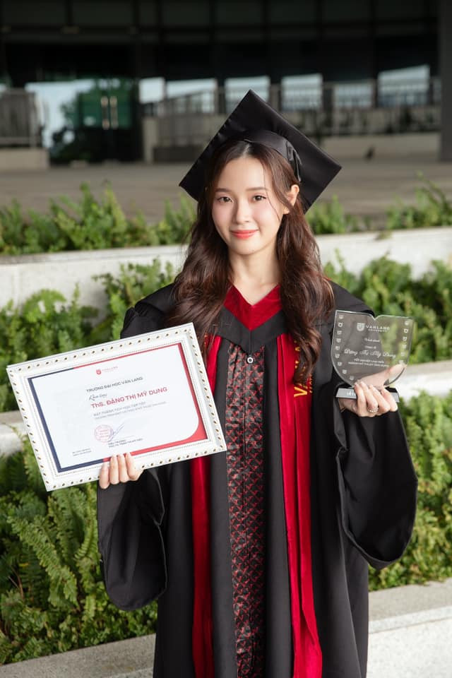 Midu nhận bằng thạc sĩ, Vân Dung khoe ảnh thời trẻ bên con trai Midu nhan bang thac si, Van Dung khoe anh thoi tre ben con trai