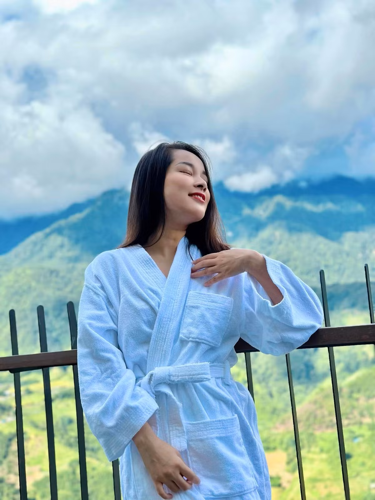 Minh Hương chia sẻ: "Thứ ta chụp lại đâu chỉ là hình ảnh… Thứ ta chụp lại là thời tiết đẹp, là tâm trạng tốt, là vô số khoảnh khắc tuyệt vời, là thanh xuân, là năm tháng, là những thứ không thể quay trở lại…". Ảnh: FB Le Minh Huong