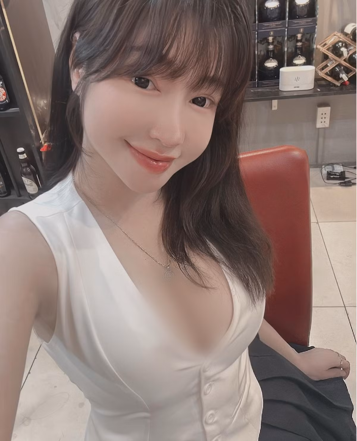 Sinh năm 1987, Elly Trần nổi tiếng với nhan sắc lai Tây ấn tượng, cùng thân hình bốc lửa, nóng bỏng.