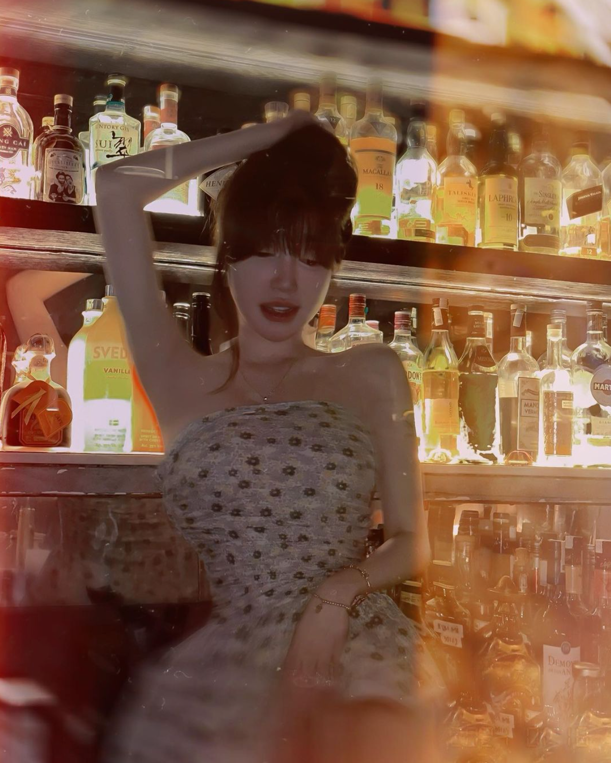 Khởi nghiệp với vai trò người mẫu ảnh, Elly Trần nhanh chóng thu hút sự chú ý và trở thành một trong những hot girl đình đám bậc nhất Sài Gòn thời điểm trước đây.