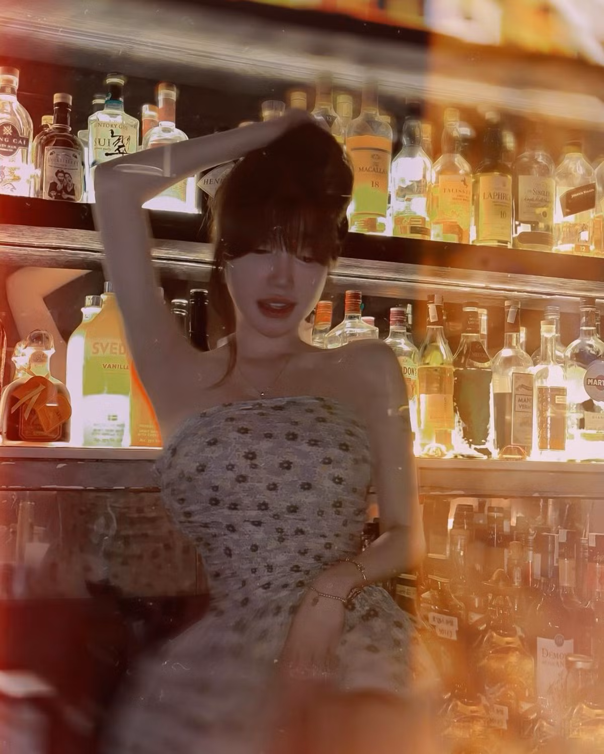 Khởi nghiệp với vai trò người mẫu ảnh, Elly Trần nhanh chóng thu hút sự chú ý và trở thành một trong những hot girl đình đám bậc nhất Sài Gòn thời điểm trước đây.