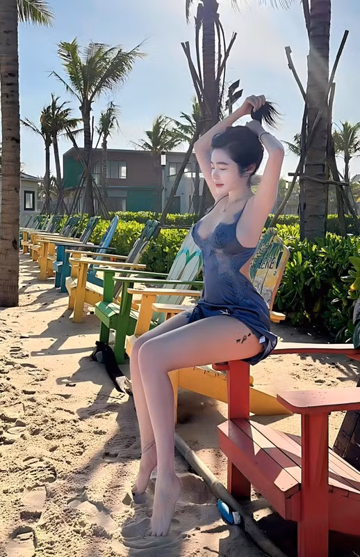 Cô gây chú ý khi đi theo hình tượng khác biệt hoàn toàn so với các hot girl cùng lứa.