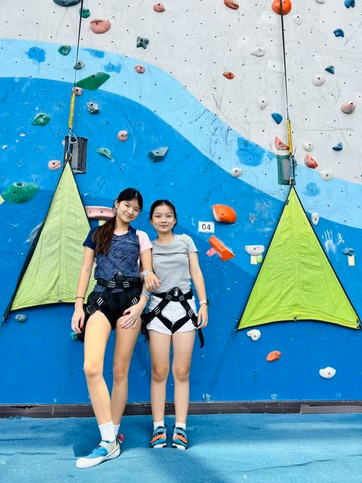 Cô bé thừa hưởng nhiều nét đẹp từ cả bố và mẹ, đặc biệt là đôi mắt sáng, nụ cười tươi tắn. Ảnh: FB Trương Ngọc Ánh