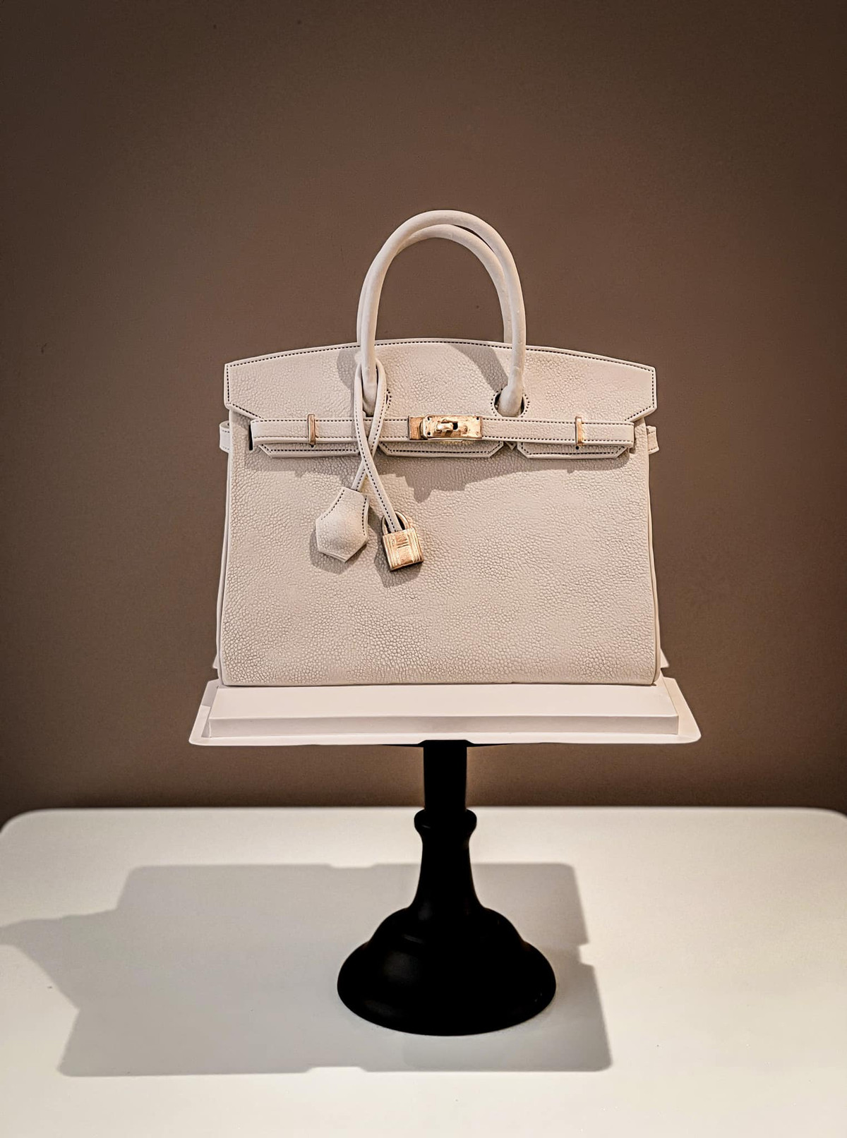 Anh Triết chia sẻ về quá trình tạo ra những chiếc túi hiệu bằng bánh kem: "Đây là những chiếc bánh tạo hình fondant (kẹo đường) hoàn toàn có thể ăn được. Mình bắt đầu tập làm những mẫu túi đầu tiên cách đây 2 năm, mỗi lần làm mình đều rút thêm kinh nghiệm để các lần sau có thể hoàn thiện hơn. Sau nhiều lần cân chỉnh, các chi tiết cũng trở nên sắc nét và mềm mại hơn".