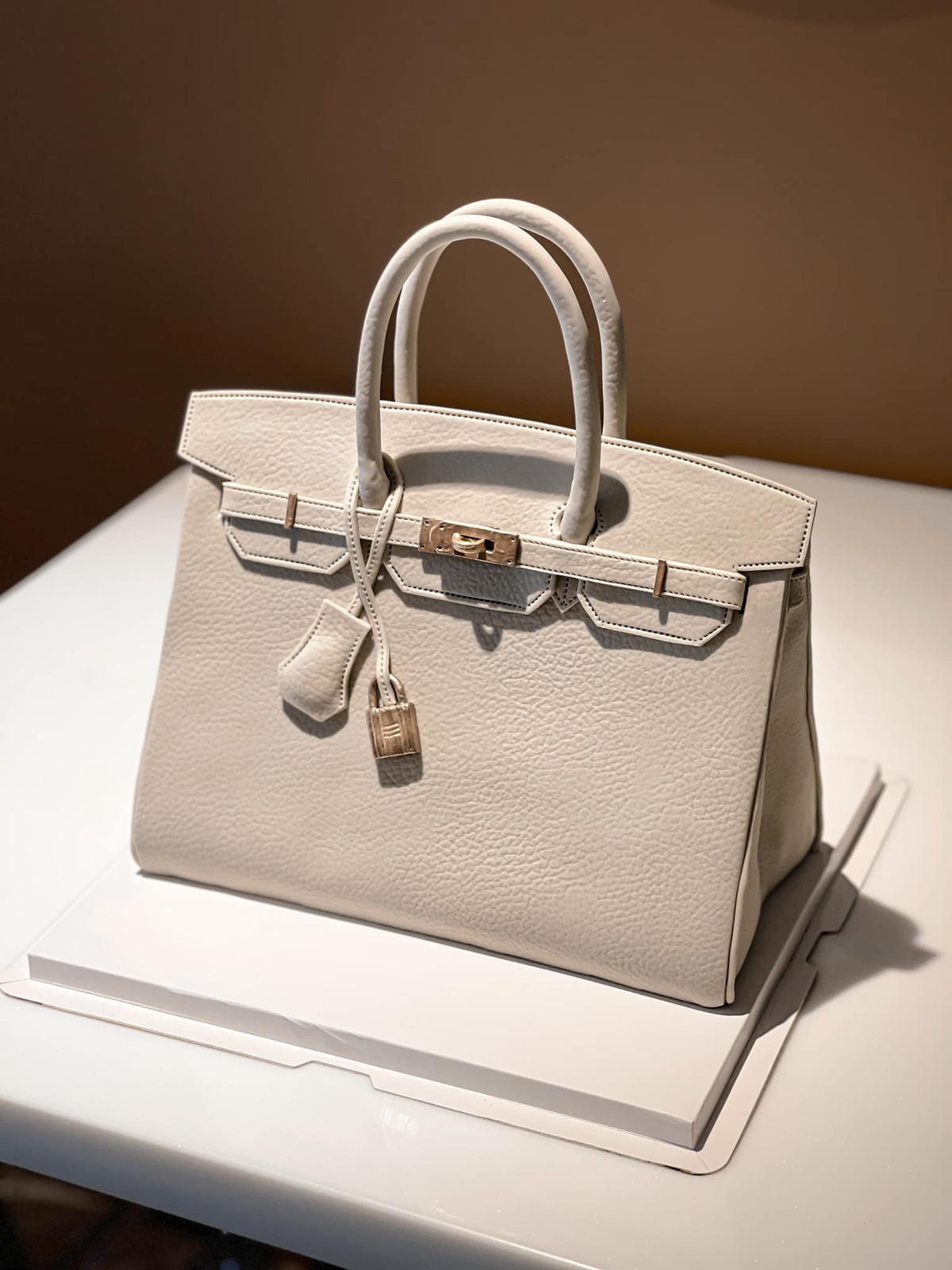 Chàng thợ bánh tài hoa cho biết thêm: "Lúc đầu mình loay hoay tầm 10-12 tiếng cho mỗi chiếc bánh. Hiện tại khi đã quen tay, thời gian rút gọn lại chỉ khoảng 6-8 tiếng".