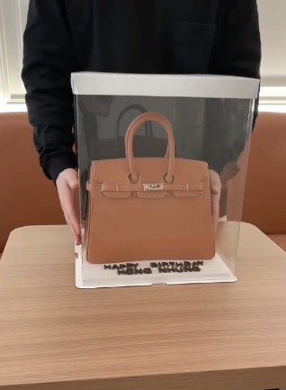 Ngay cả khâu bọc bánh cũng phải rất nhẹ tay.