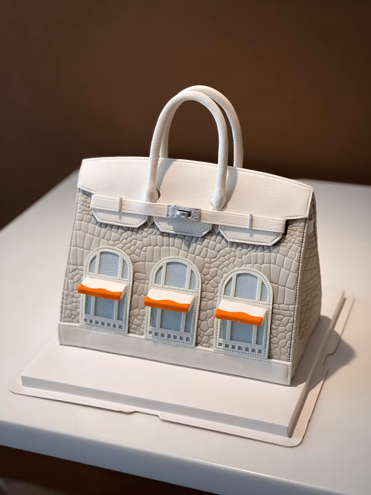 Để tạo hình cho những chiếc bánh mô phỏng các mẫu túi xách của các nhà nổi tiếng thế giới như Hermes, Chanel..., Anh Triết dùng cốt bánh chocolate hoặc loại pound cake (bánh bông lan) để bánh có thể vững chắc lúc dựng phom túi.