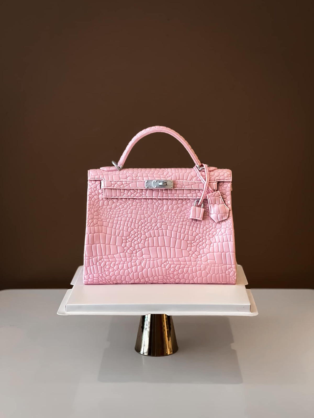 Chiếc túi xách Hermes Birkin da cá sấu màu hồng làm bằng bánh kem giống nguyên mẫu đến từng đường vân.