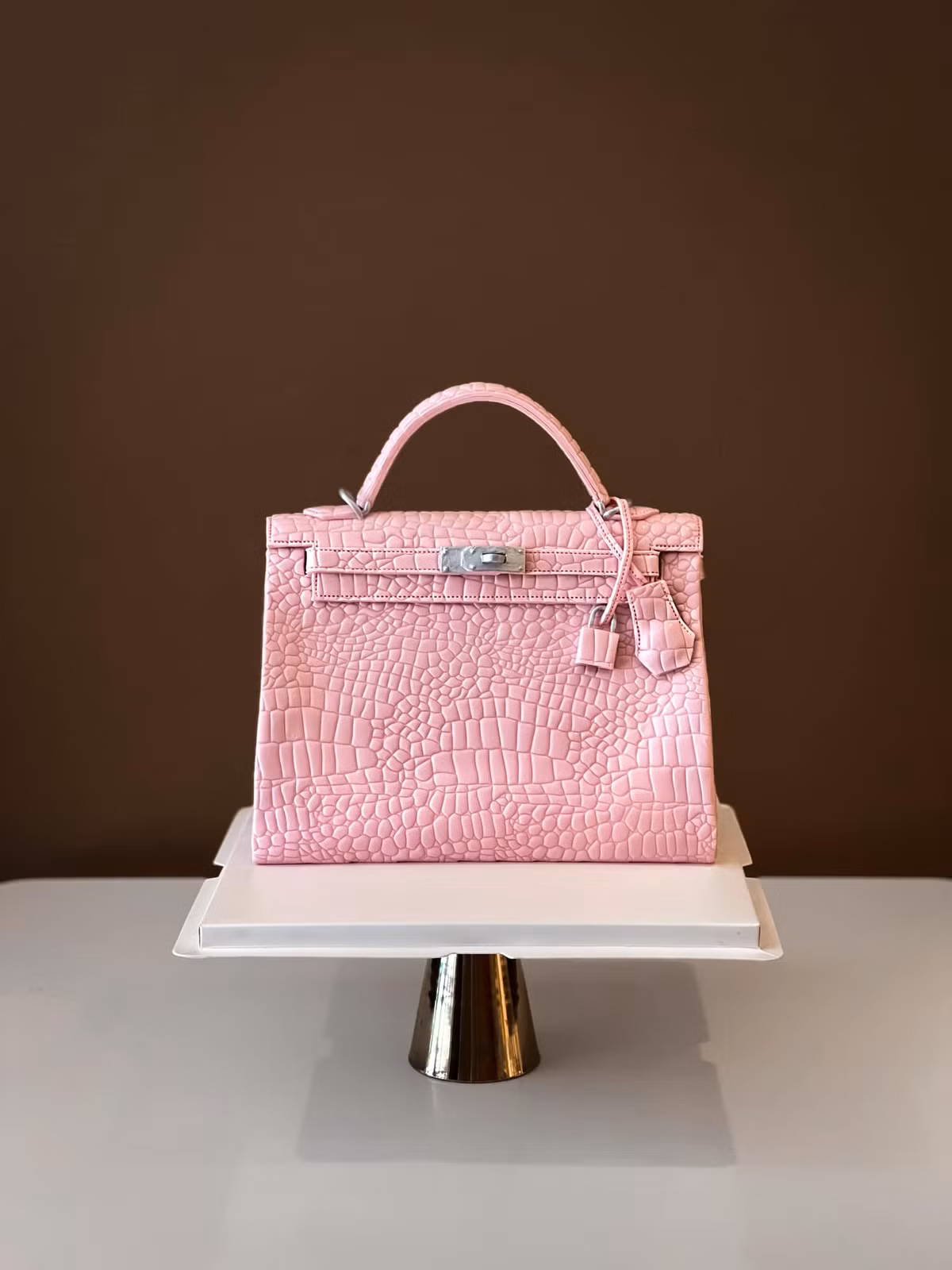 Chiếc túi xách Hermes Birkin da cá sấu màu hồng làm bằng bánh kem giống nguyên mẫu đến từng đường vân.