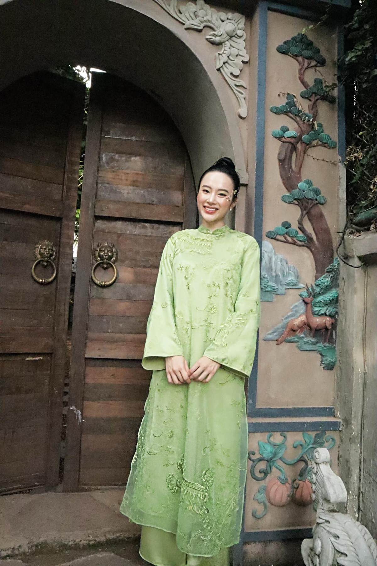 Hình tượng của nữ diễn viên cũng thay đổi theo hướng tích cực khi không còn xuất hiện trong những bộ trang phục khoe hình thể phản cảm. Ảnh: FB Angela Phương Trinh