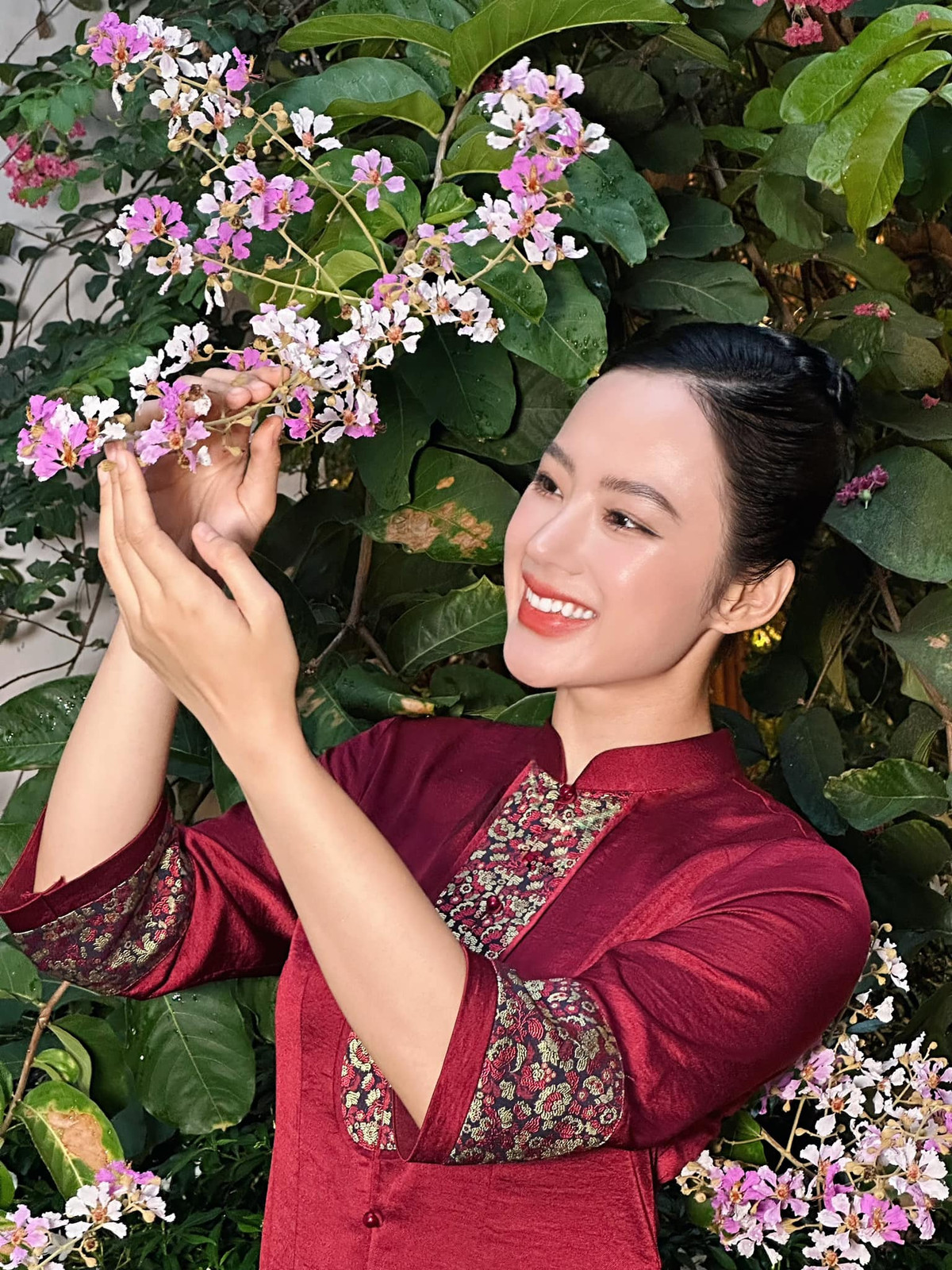 Sau 18 năm kể từ ngày công chiếu bộ phim "Mùi ngò gai", Angela Phương Trinh trải qua nhiều thay đổi ngỡ ngàng. Sau một thời gian gắn bó với hình tượng “gái hư nổi loạn”, Angela Phương Trinh bất ngờ ở ẩn và tập trung tu tập. Ảnh: FB Angela Phương Trinh