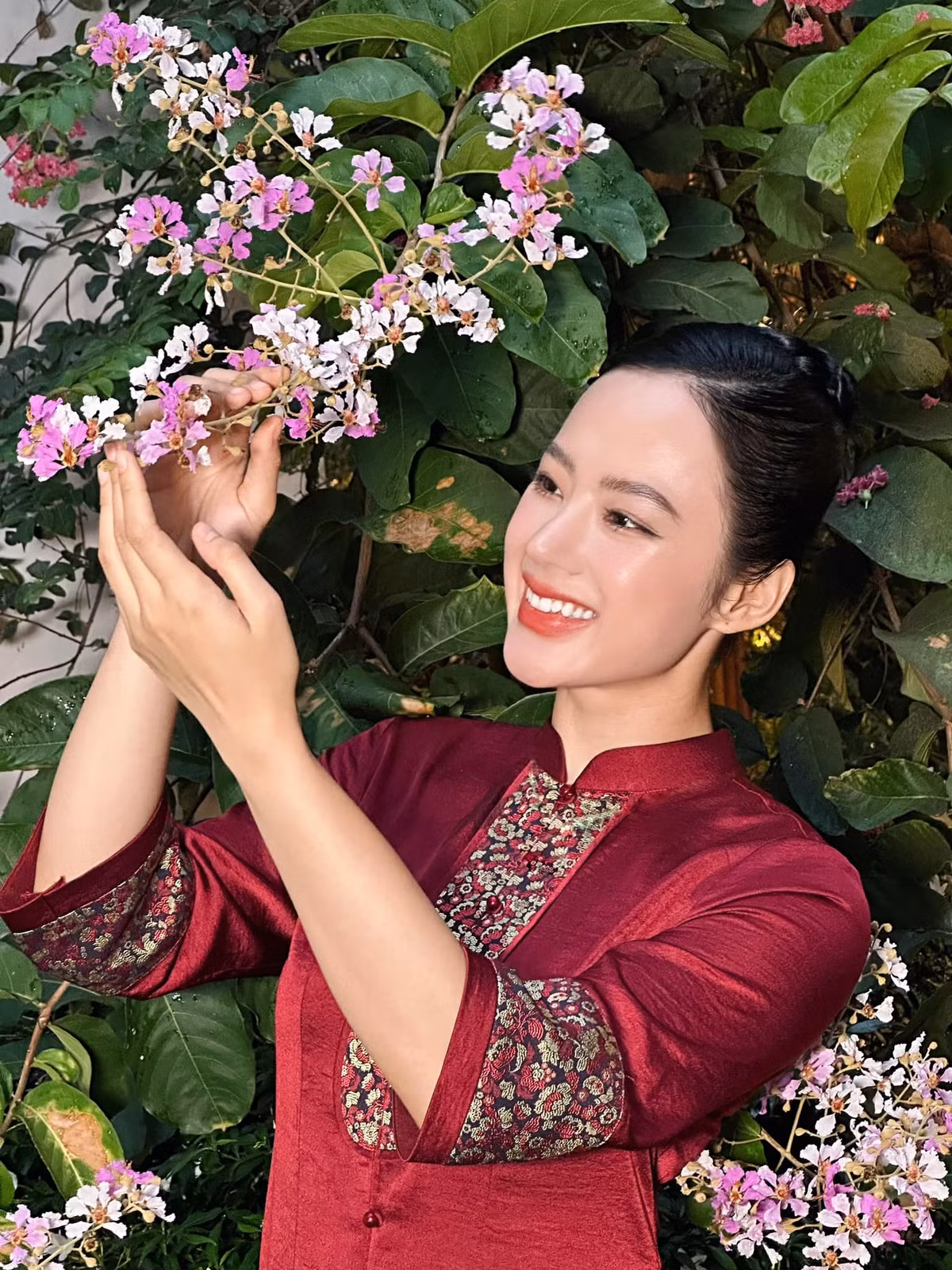 Sau 18 năm kể từ ngày công chiếu bộ phim "Mùi ngò gai", Angela Phương Trinh trải qua nhiều thay đổi ngỡ ngàng. Sau một thời gian gắn bó với hình tượng “gái hư nổi loạn”, Angela Phương Trinh bất ngờ ở ẩn và tập trung tu tập. Ảnh: FB Angela Phương Trinh