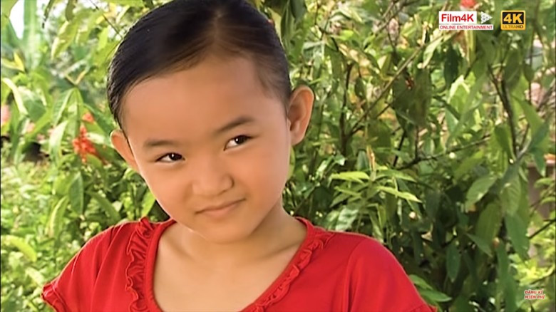 Nhân vật Thuỷ lúc nhỏ do Phương Trang - em gái của Angela Phương Trinh thủ vai cũng gây ấn tượng không kém. Trong phim, Thủy là một cô bé được ba cưng chiều quá mức khi dần trở nên ganh ghét và luôn tranh giành mọi thứ với Vy. Ảnh: Báo Phụ nữ Thủ đô