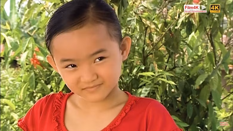 Nhân vật Thuỷ lúc nhỏ do Phương Trang - em gái của Angela Phương Trinh thủ vai cũng gây ấn tượng không kém. Trong phim, Thủy là một cô bé được ba cưng chiều quá mức khi dần trở nên ganh ghét và luôn tranh giành mọi thứ với Vy. Ảnh: Báo Phụ nữ Thủ đô