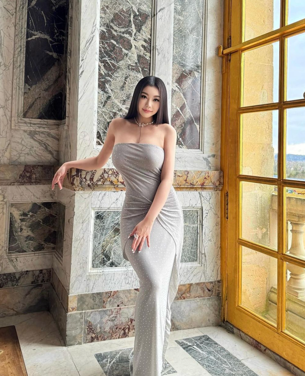 Váy ôm sát dài trùm chân luôn có sẵn trong tủ đồ của Yao Donny.