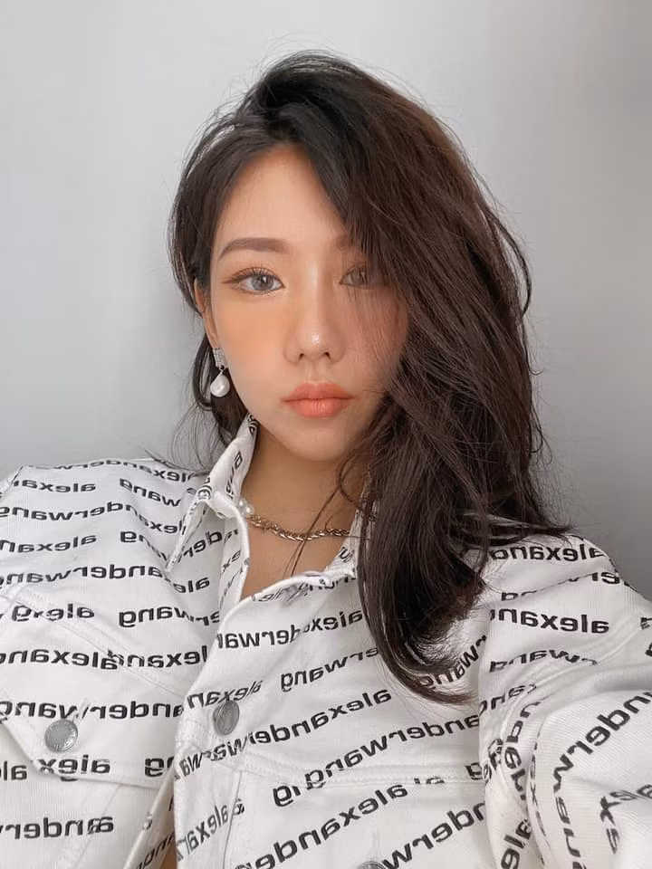 Cô là một trong những nữ ca sĩ sở hữu gu ăn mặc cá tính và sành điệu được nhiều sự yêu thích của các tín đồ thời trang.