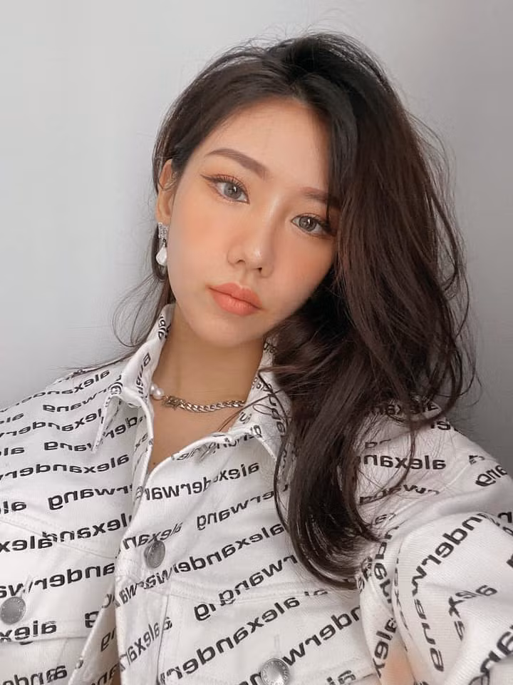 Bí quyết "hack tuổi" thành công của Min nằm ở những lựa chọn trang phục thông minh, khéo léo mix &amp; match các item thời thượng và phụ kiện tinh tế.