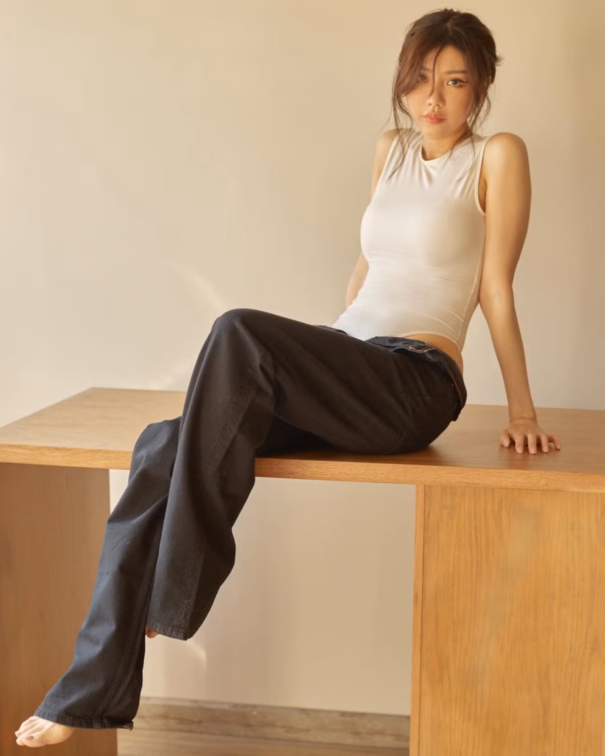 Cô cũng nhận được nhiều lời khen ngợi với phong cách thời trang trẻ trung cùng tủ đồ luôn bắt kịp xu hướng của giới trẻ.