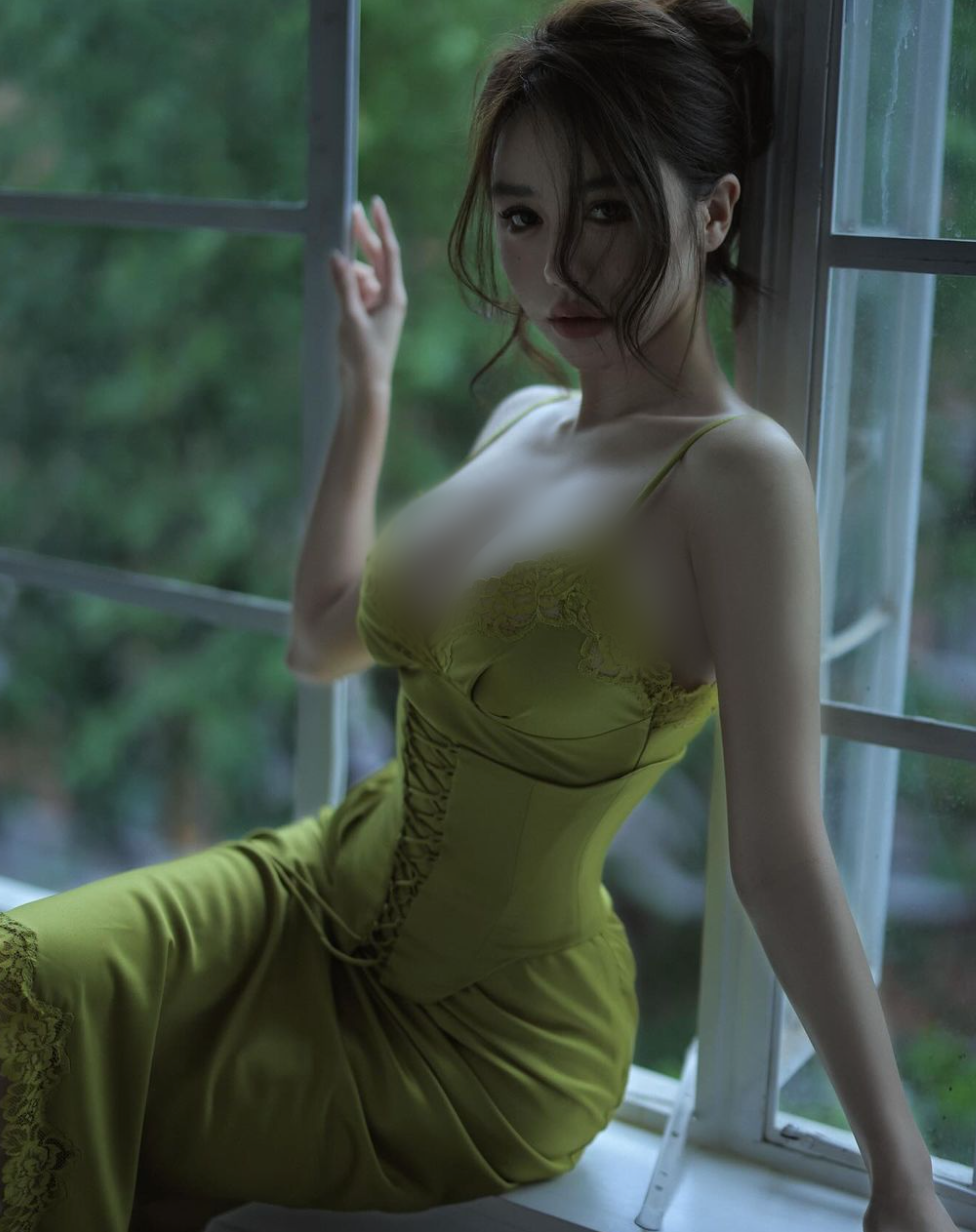 Hot girl Trung Quốc này gây chú ý khi đăng tải loạt ảnh diện váy lụa hai dây, ngồi tạo dáng bên khung cửa sổ.