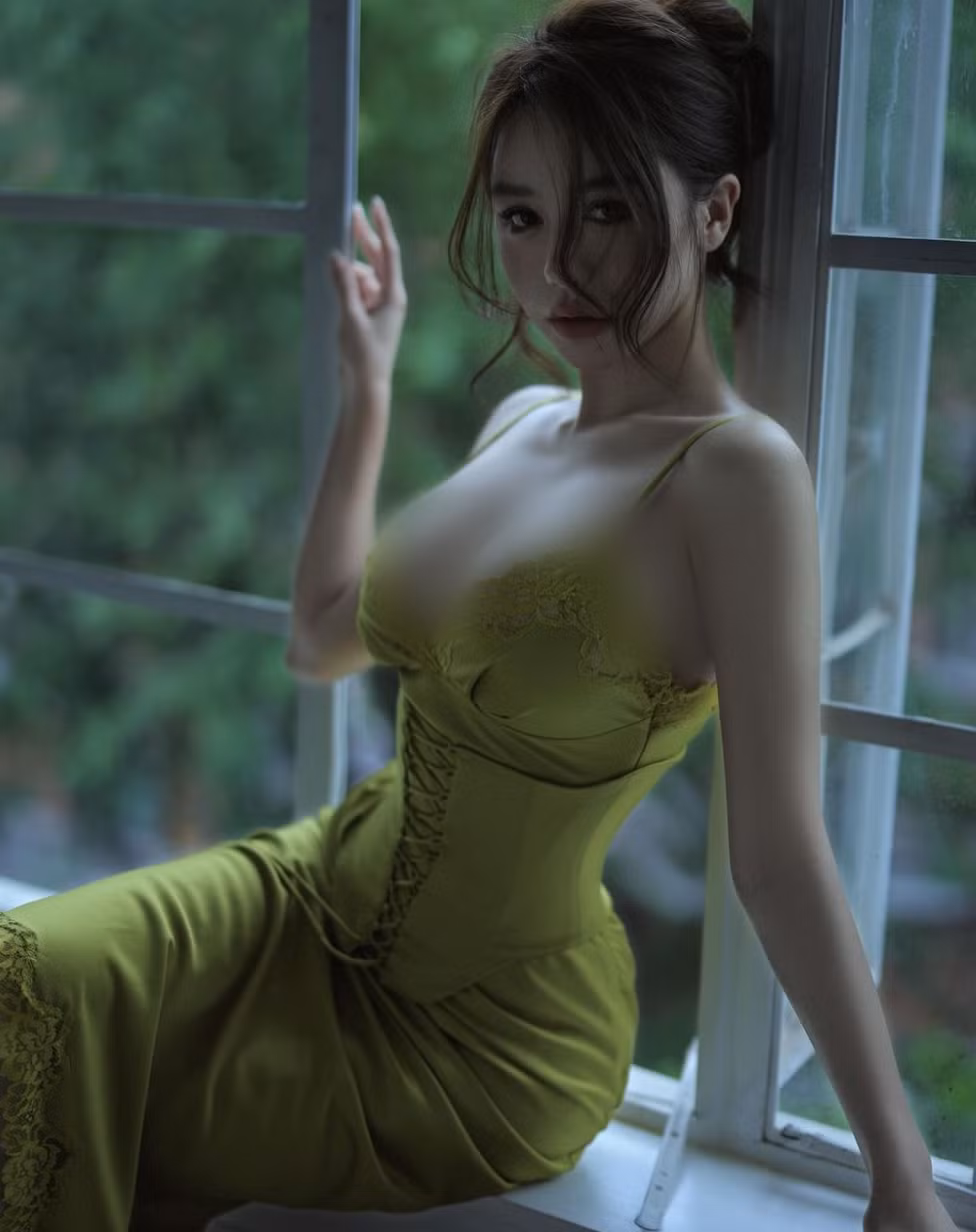 Hot girl Trung Quốc này gây chú ý khi đăng tải loạt ảnh diện váy lụa hai dây, ngồi tạo dáng bên khung cửa sổ.