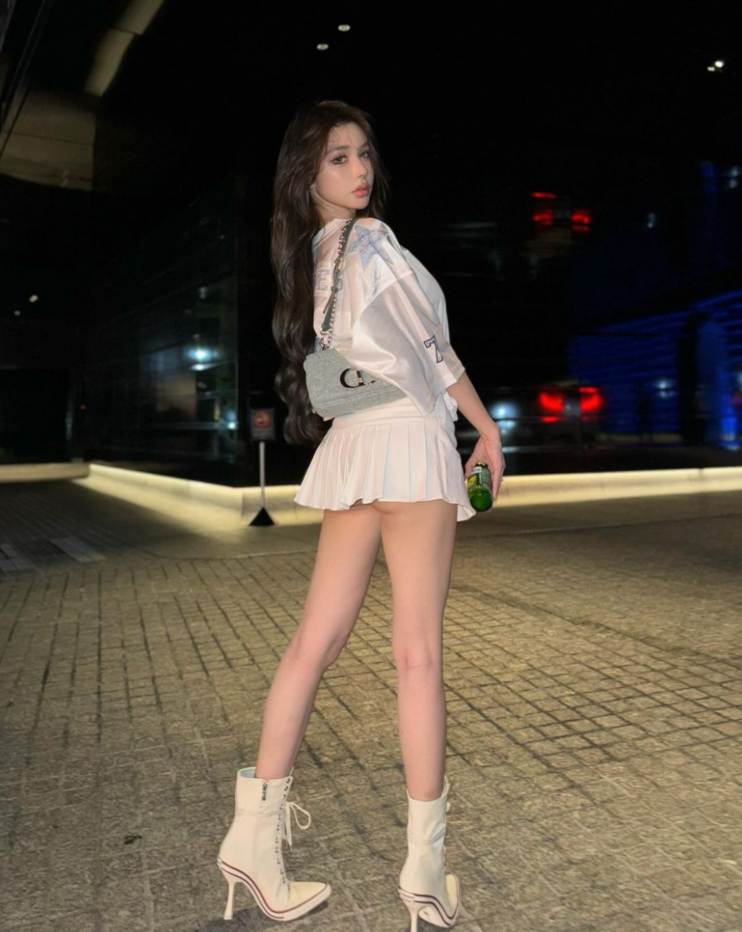 Yuan Yuan đang làm người mẫu, kinh doanh cửa hàng thời trang trong nước.