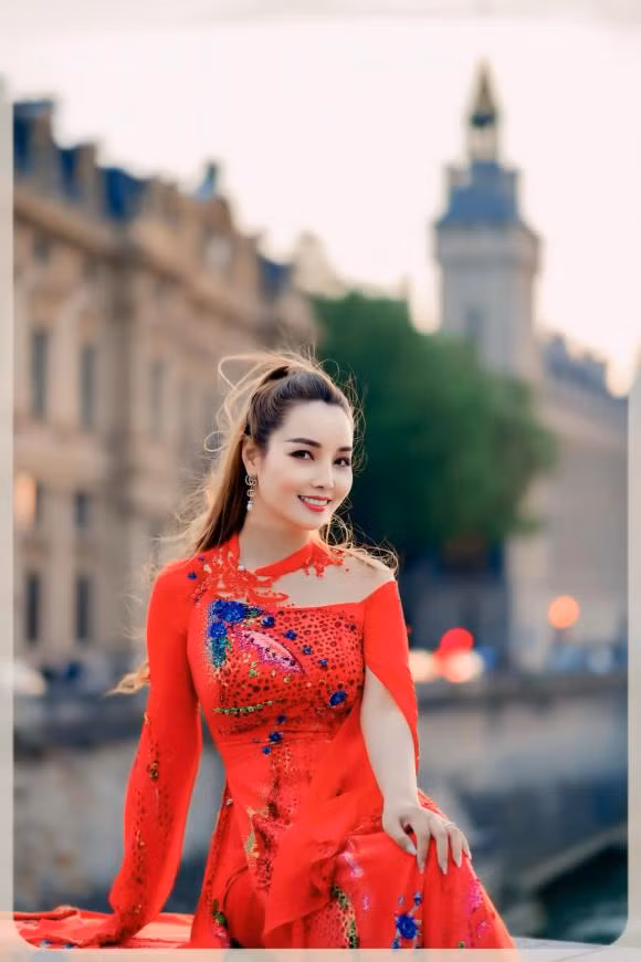 Diễn viên Mai Thu Huyền tự hào khi diện chiếc áo dài truyền thống khi chụp hình ở Pháp. Ảnh: FBNV