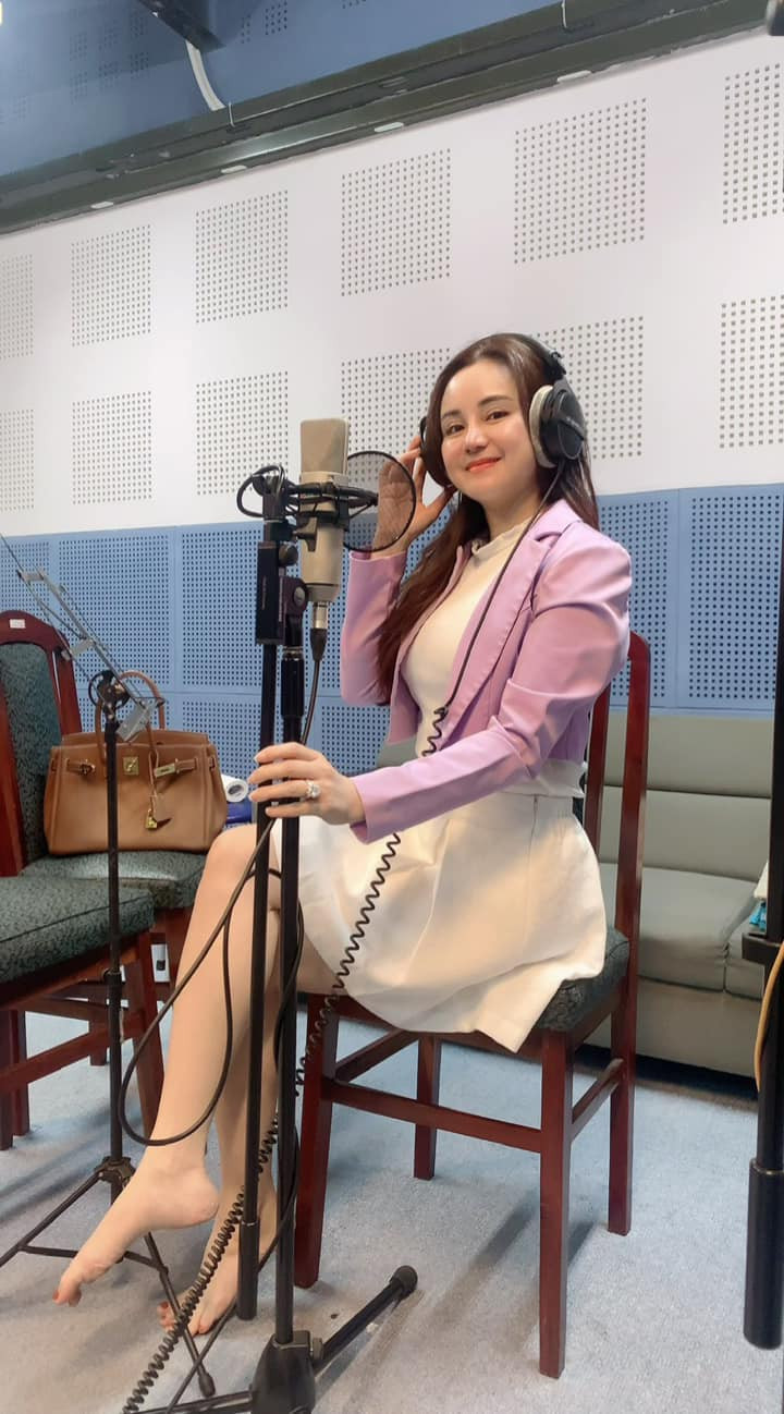 Ca sĩ Vy Oanh nhí nhảnh khi đi thu âm cho đài truyền hình.